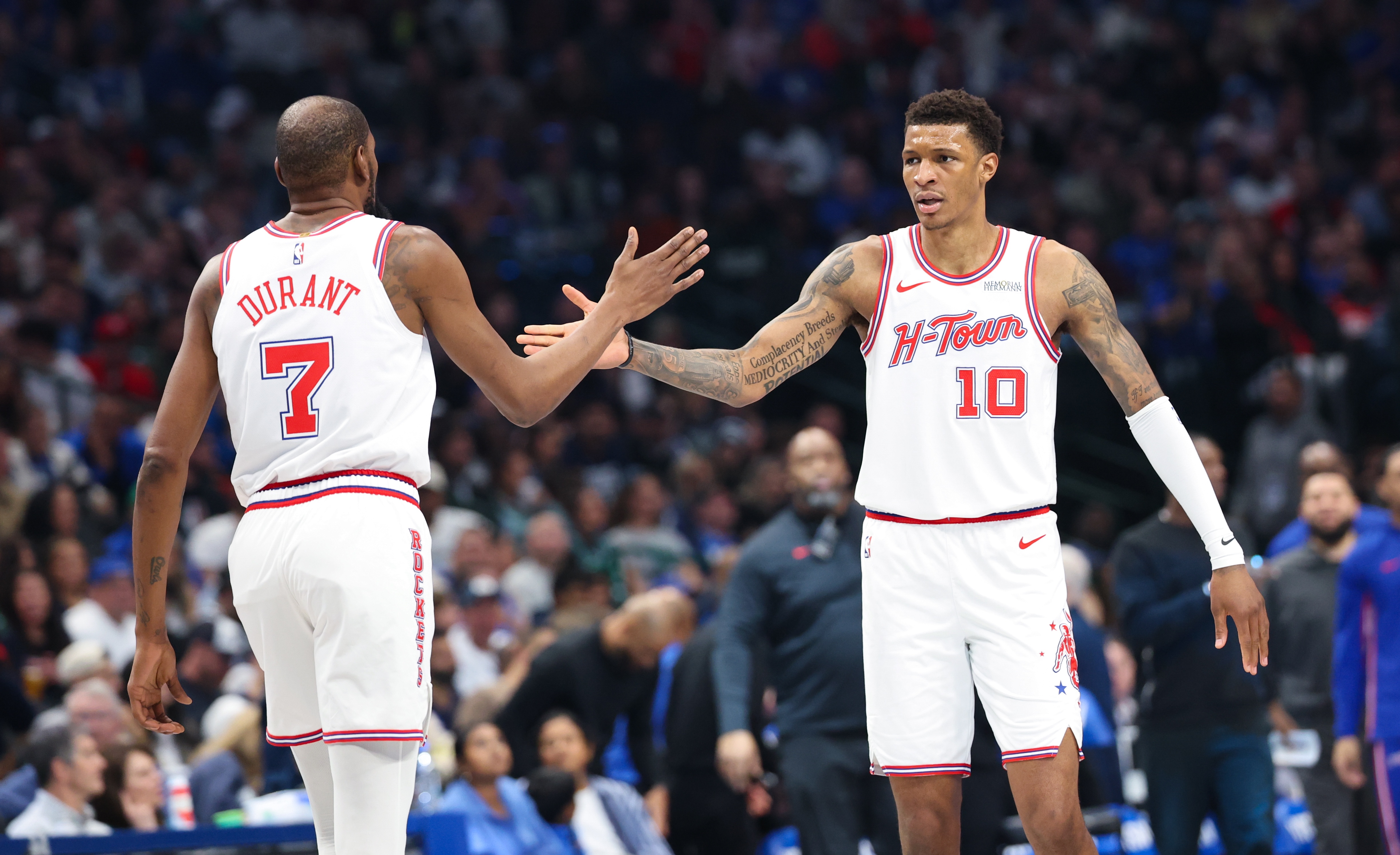 电竞比分网-乌度卡谈小贾：对手包夹KD就一定有空位 他进了2个三分都是关键球